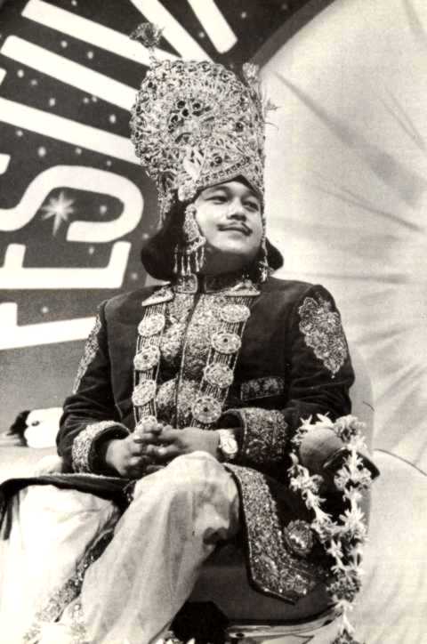 maharaji_bw_full_krishna_good.jpg 39.3K