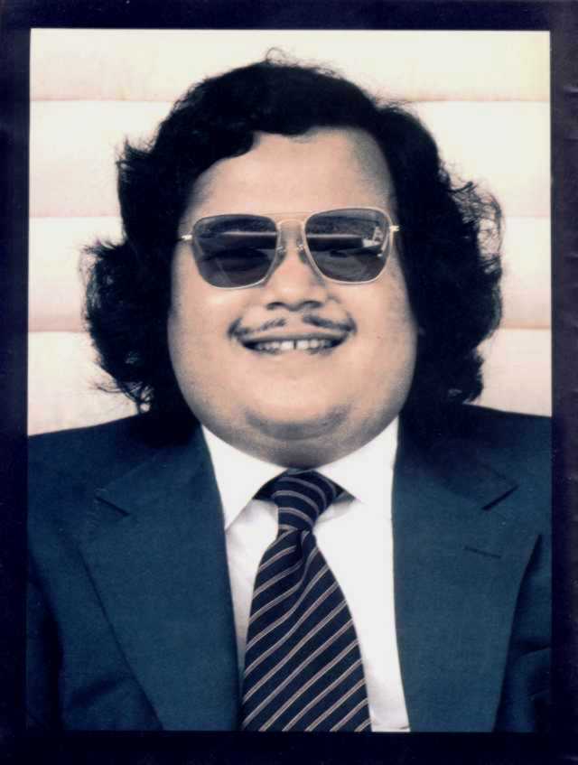 maharaji_fat_face_stupid_sunglasses.jpg 35.3K