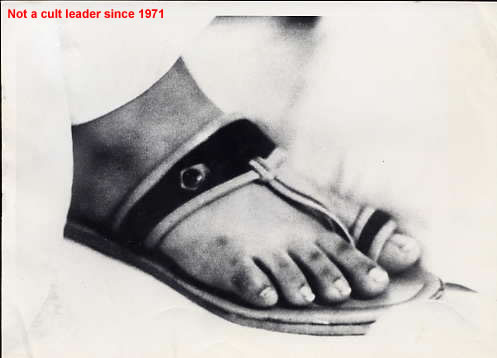 maharaji_foot_bw.jpg 18.8K