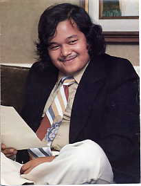 maharaji_reading.jpg 7.8K