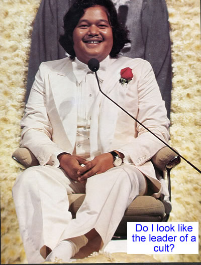 maharaji_white_tux.jpg 54.9K